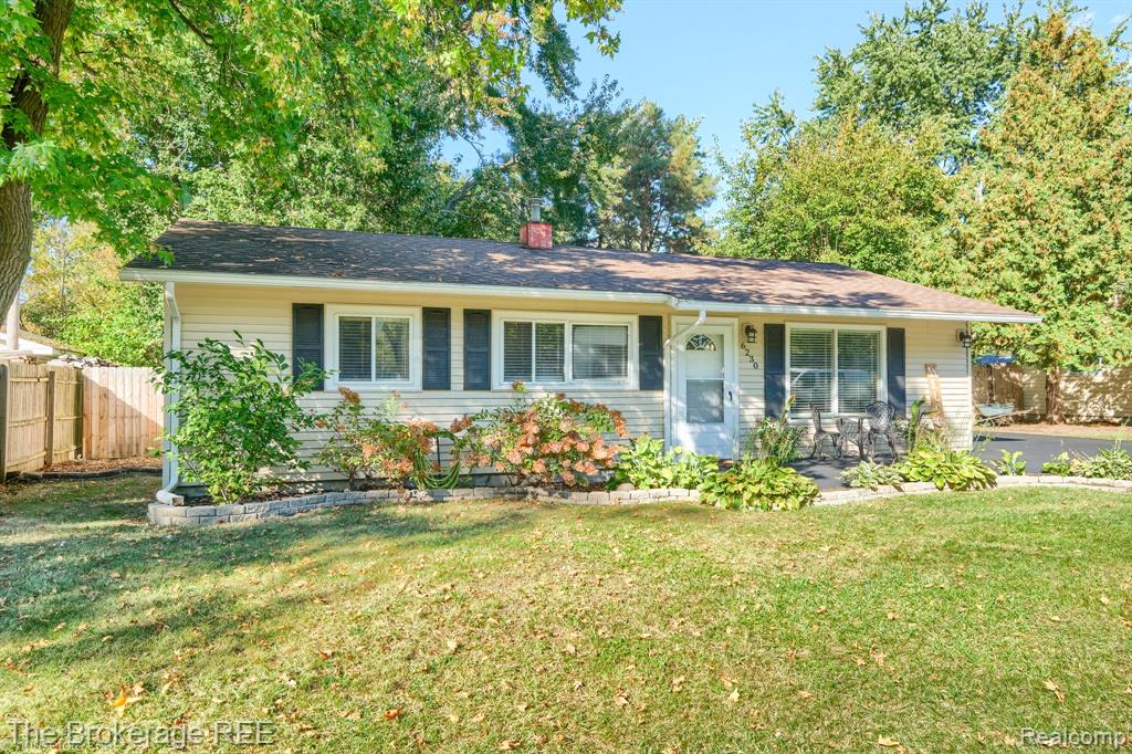 6230 Woodsdale Drive, Grand Blanc, MI 48439 — Photo 4