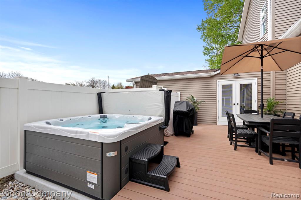 612 N LAKESHORE Drive, Ludington, MI 49431 — Photo 48