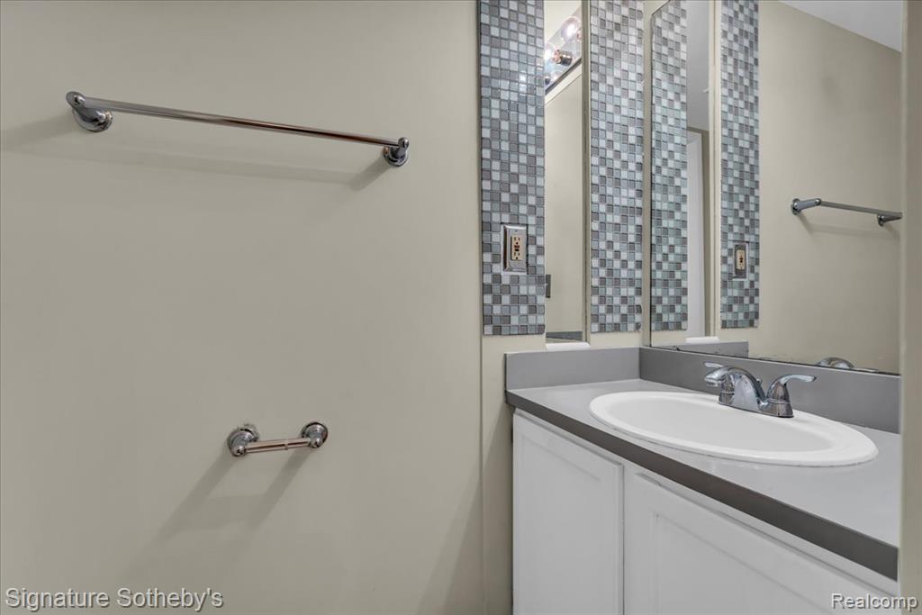 22331 Peachtree, Novi, MI — Photo 12