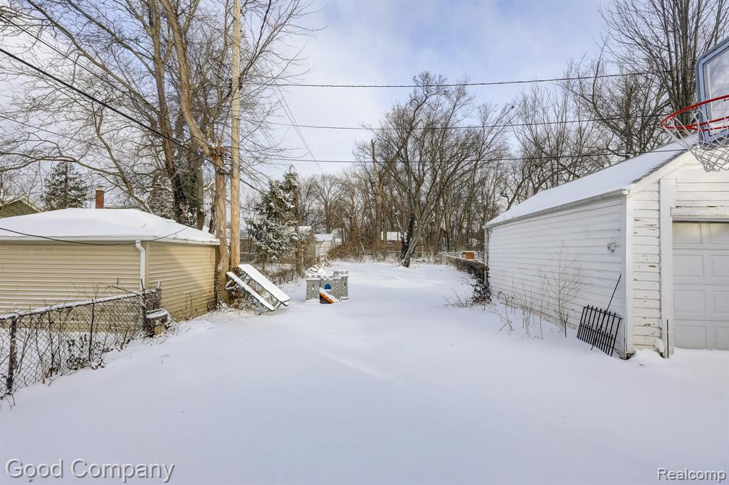 8460 Kenberton Drive, Oak Park, MI 48237 — Photo 42