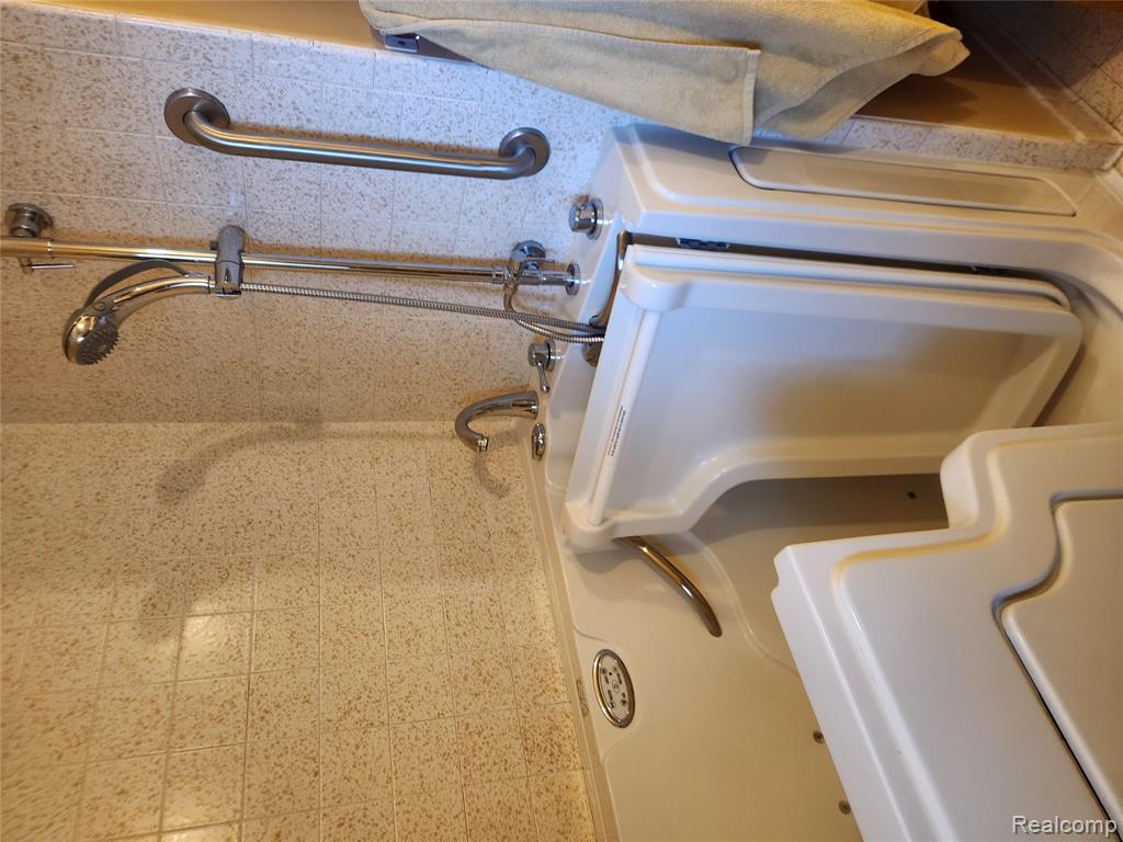 6103 Trenton Drive, Flint, MI 48532 — Photo 38