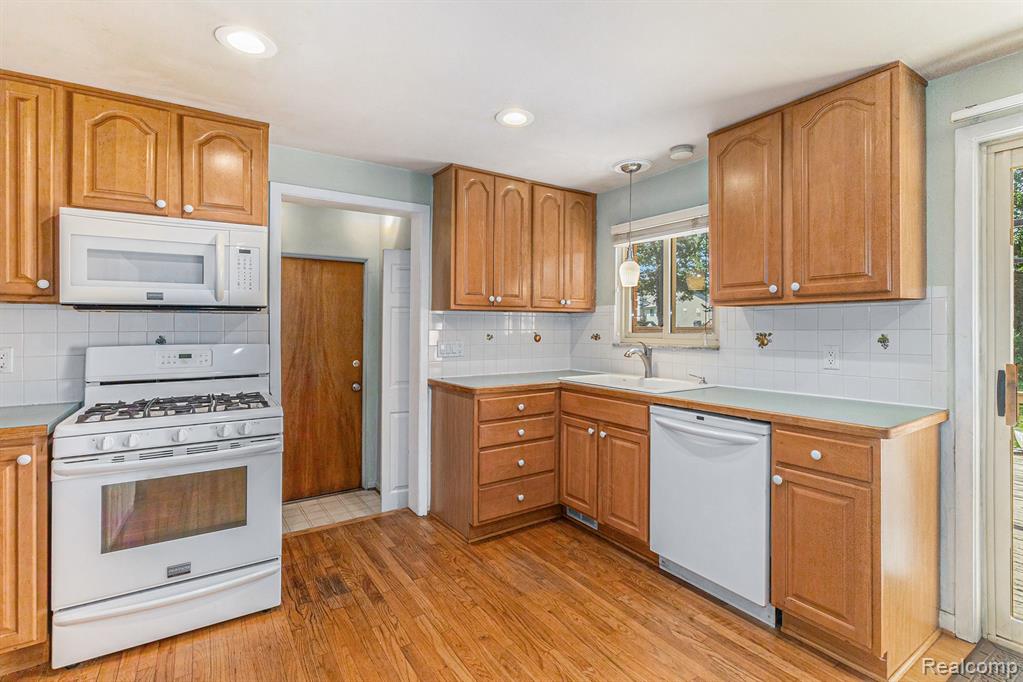 5559 Pleasant Drive, Waterford, MI 48329 — Photo 9