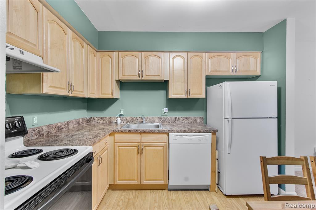 33905 Pondview Circle, Livonia, MI 48152 — Photo 11