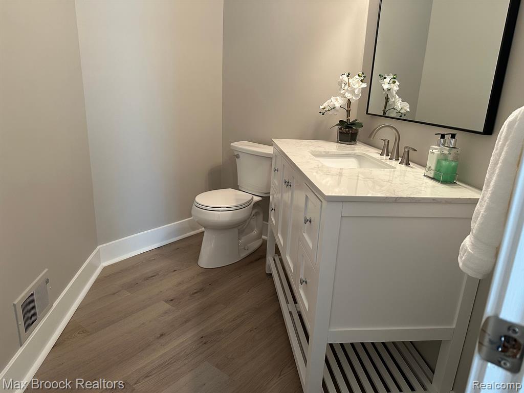 4347 FOXPOINTE Drive, West Bloomfield, MI 48323 — Photo 8