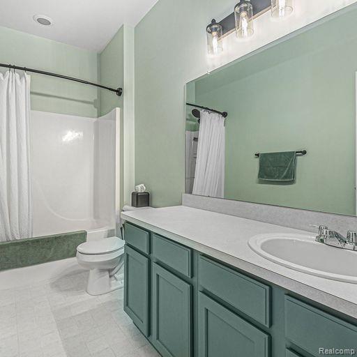 5307 S RIVER Drive, Commerce Twp, MI 48382 — Photo 19