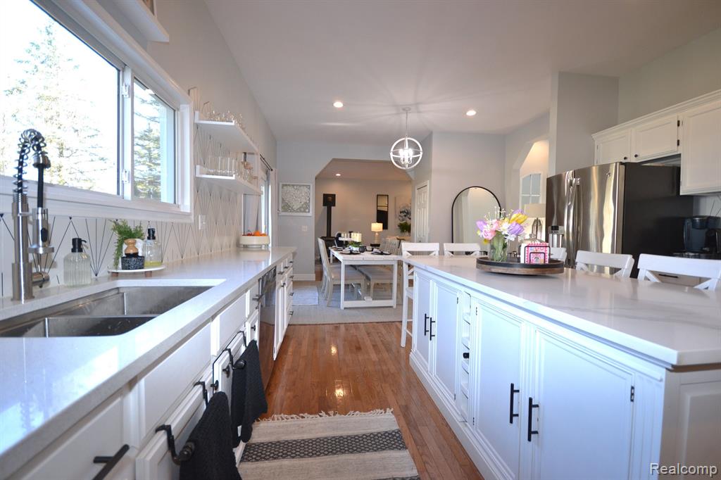 4072 W MAPLE Road, Wixom, MI — Photo 10