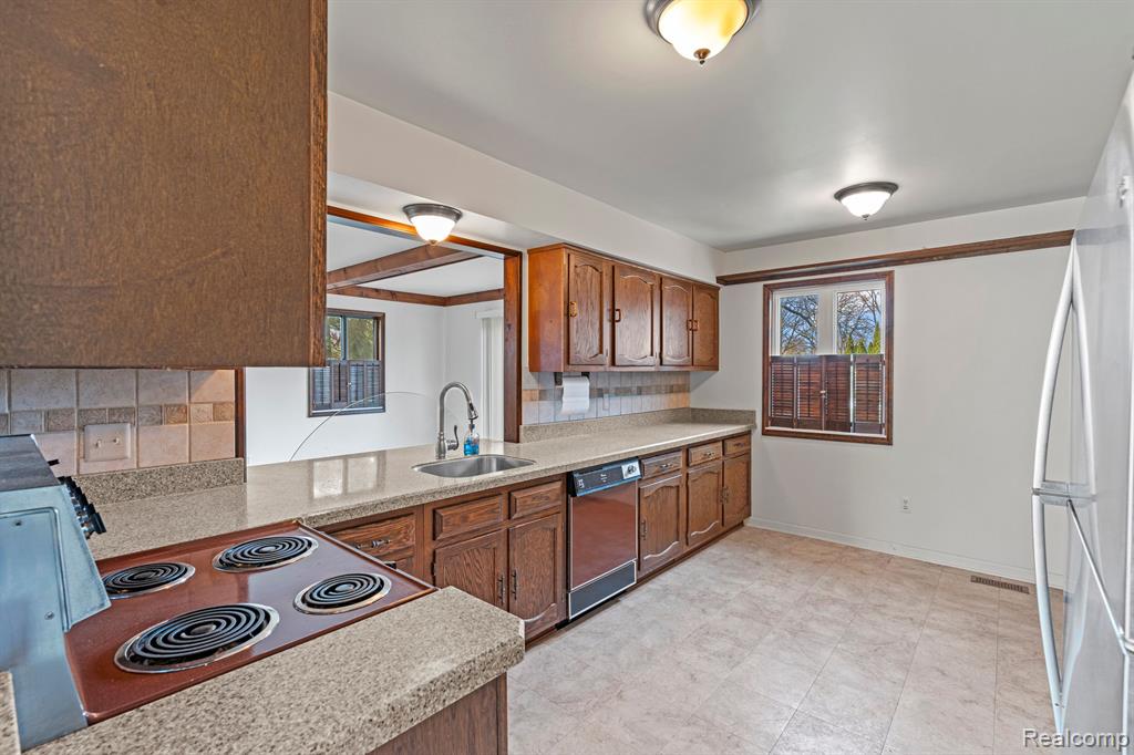 643 Pine Tree Court, Walled Lake, MI 48390 — Photo 11