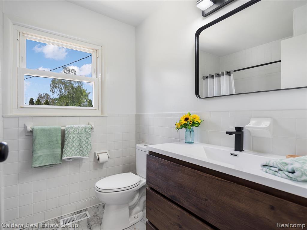600 LOS ARBOLES Drive, Wolverine Lake, MI 48390 — Photo 12