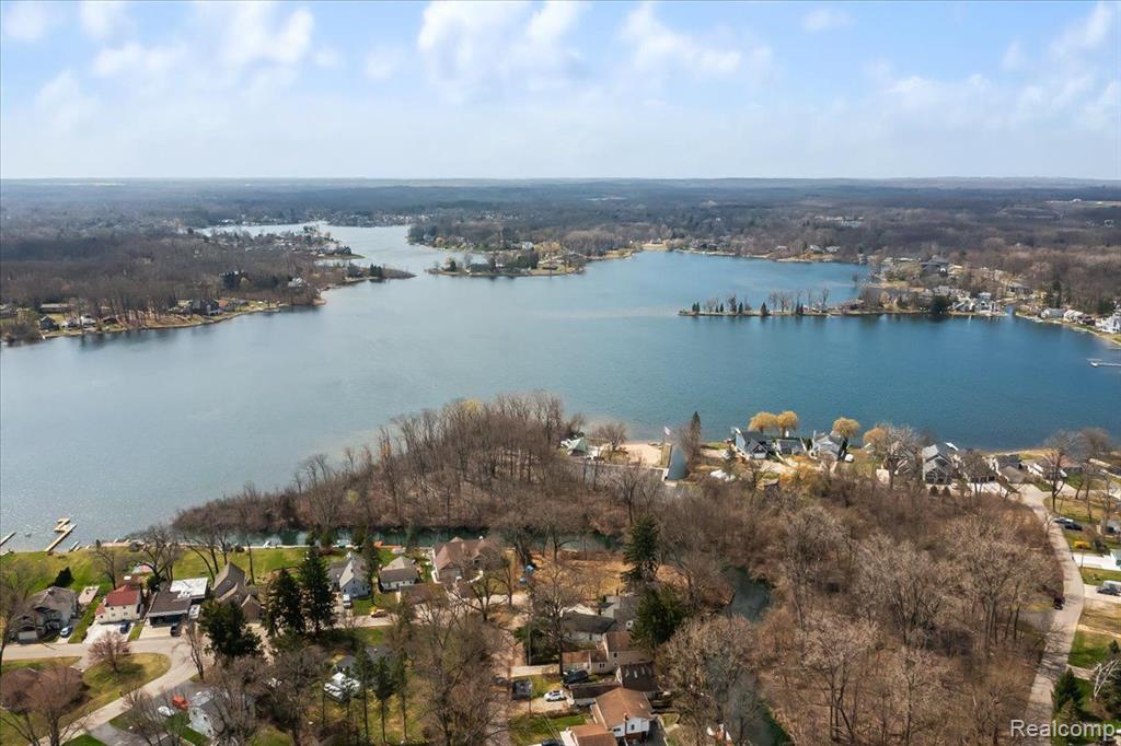 4339 BLUEBIRD Drive, Commerce Twp, MI 48382 — Photo 11