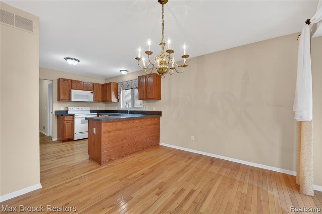 6166 Lochmore Drive, Commerce Twp, MI 48382 — Photo 12