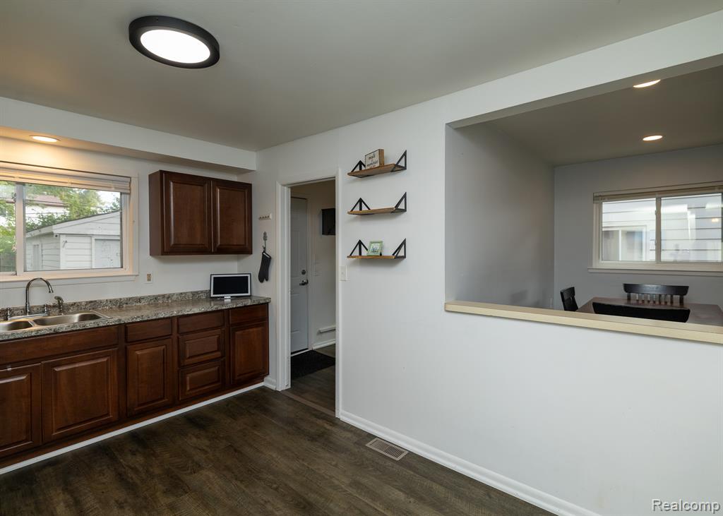 853 E Lincoln Avenue, Madison Heights, MI 48071 — Photo 10