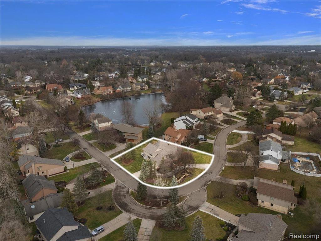 5385 POND BLUFF Drive, West Bloomfield, MI 48323 — Photo 2