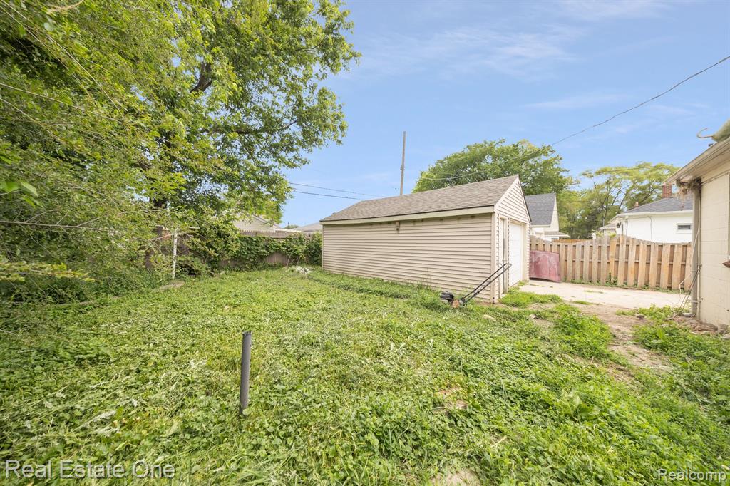 8251 STATE PARK, Center Line, MI 48015 — Photo 24