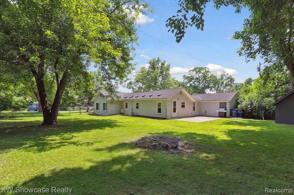 890 FARNSWORTH Road, White Lake, MI — Photo 40