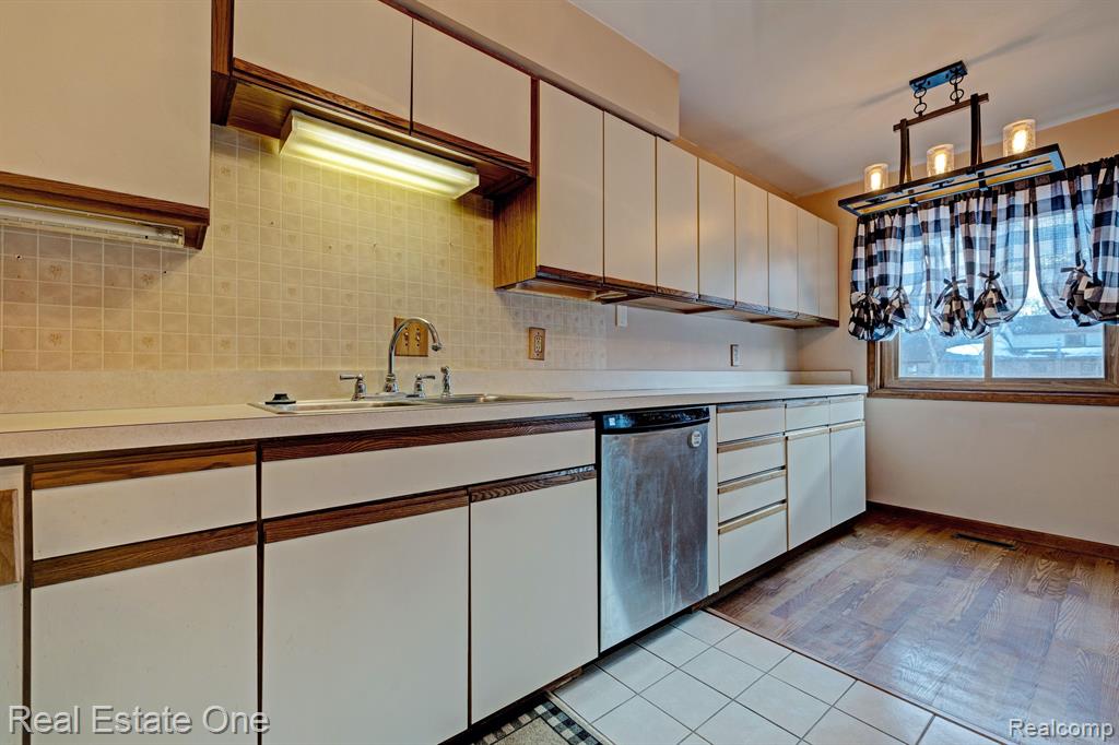 9045 E BLUEWATER Drive, Clarkston, MI 48348 — Photo 13
