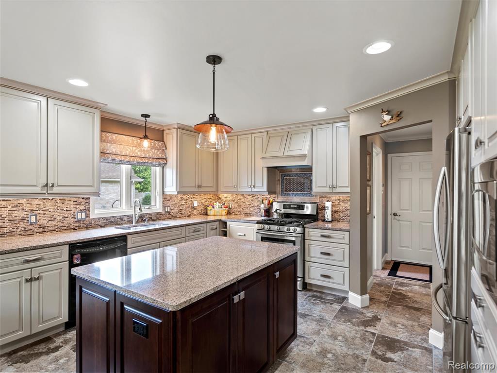 47215 Robins Nest Drive, Utica, MI 48315 — Photo 23