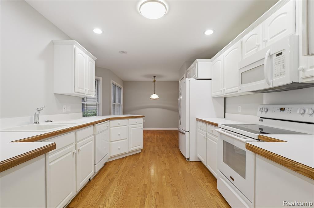 8091 Prestonwood Court, Flushing, MI 48433 — Photo 10