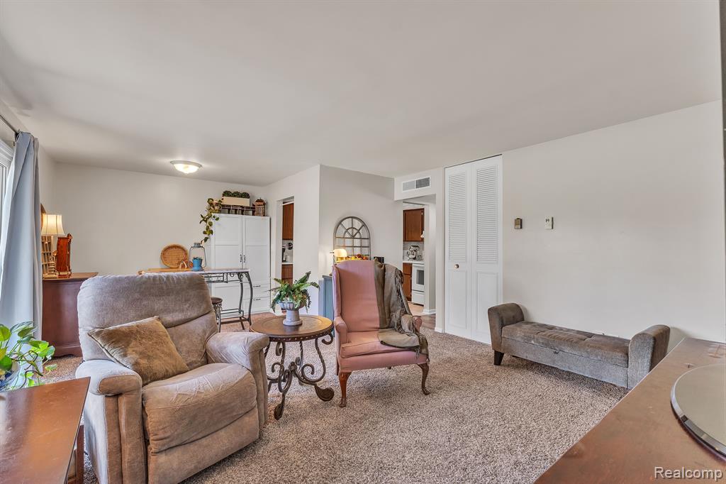 1842 COLONIAL VILLAGE Way, 2, Waterford, MI 48328 — Photo 8