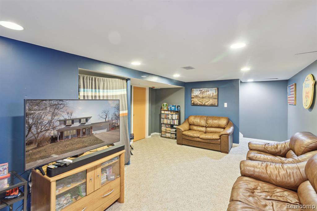 8612 PALOMINO Drive, Commerce Twp, MI 48382 — Photo 23