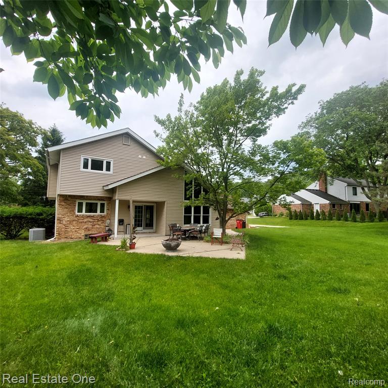 5208 Woodview Drive, Bloomfield Hills, MI 48302 — Photo 36