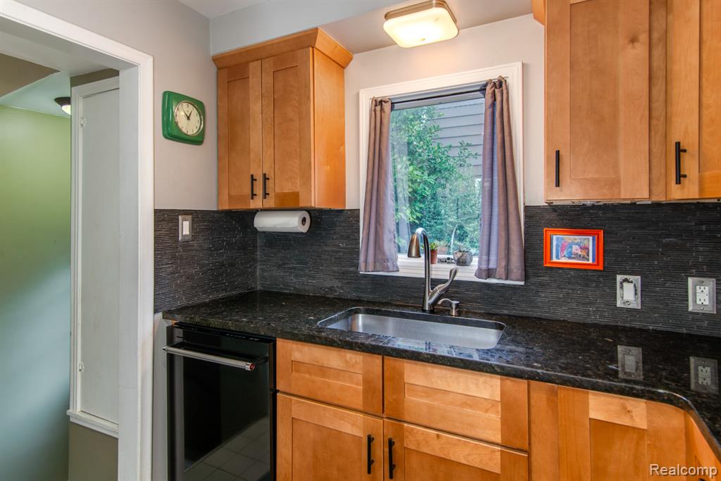 10855 Kingston Avenue, Huntington Woods, MI — Photo 14