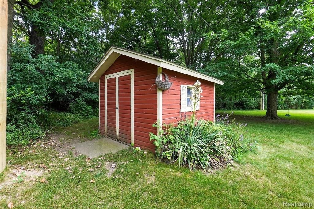 2356 Pineview Court, Flushing, MI 48433 — Photo 41