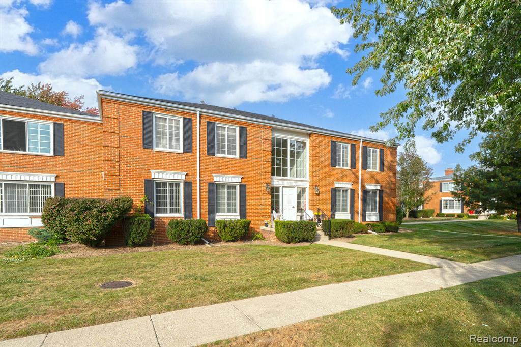 676 E FOX HILLS Drive, Bloomfield Hills, MI 48304 — Photo 17