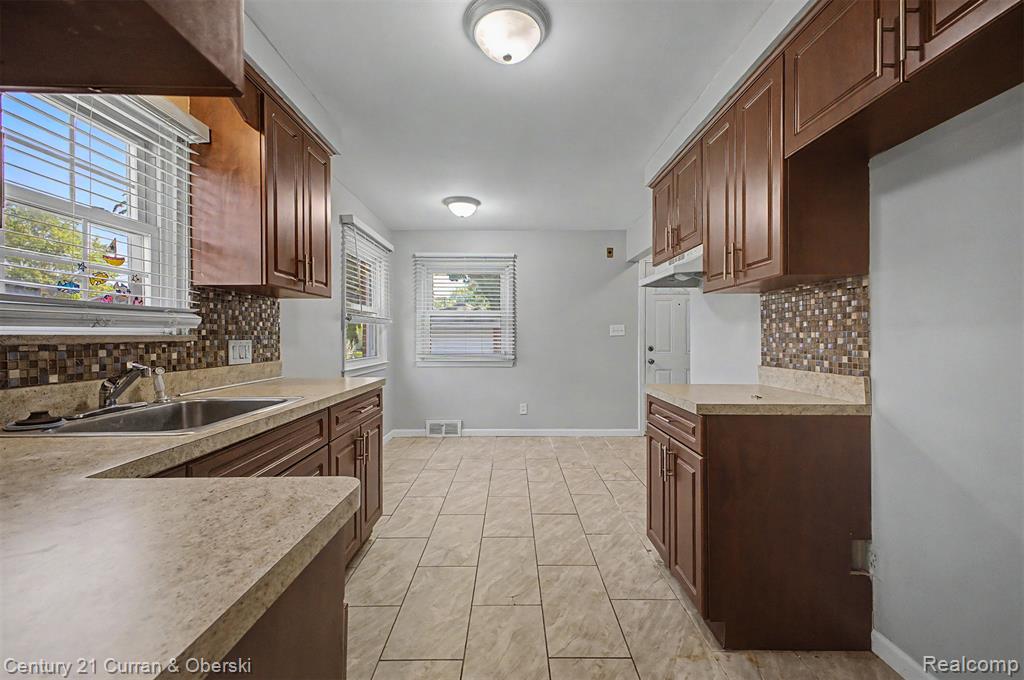 8212 GLENGARY Street, Dearborn Heights, MI 48127 — Photo 13