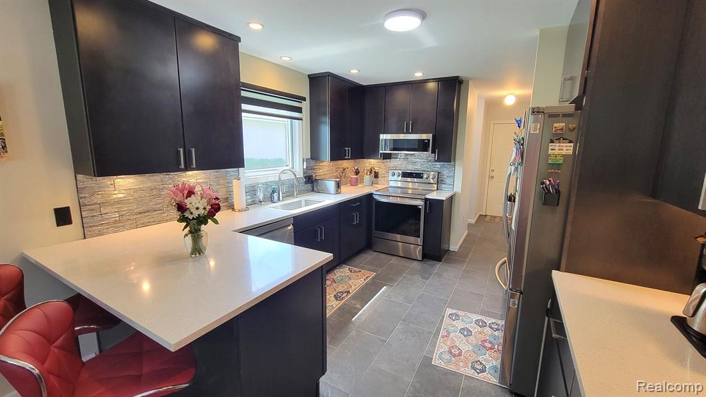 6192 N SHORE Drive, West Bloomfield, MI 48324 — Photo 13