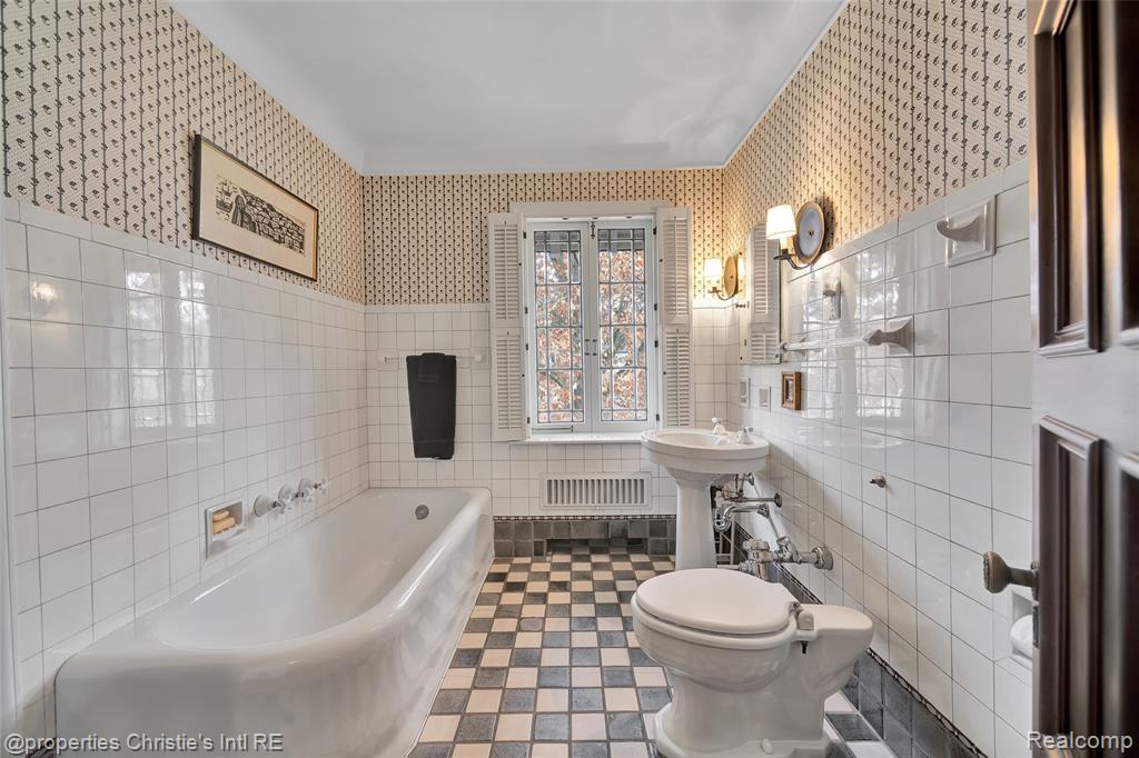 19635 Shrewsbury Road, Detroit, MI 48221 — Photo 35