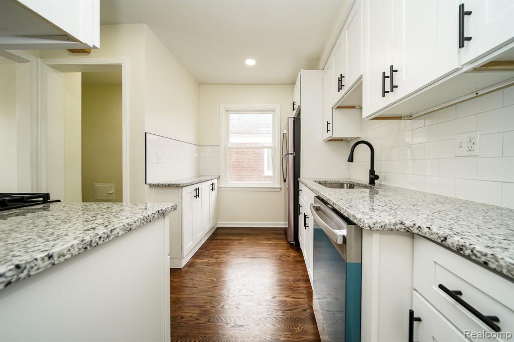 6855 KINGSBURY Street, Dearborn Heights, MI 48127 — Photo 19