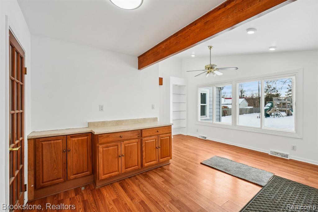5729 Graves Street, Waterford, MI 48327 — Photo 8
