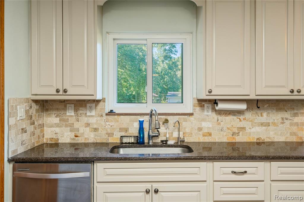 8293 Woodcrest Drive, Grosse Ile, MI 48138 — Photo 6