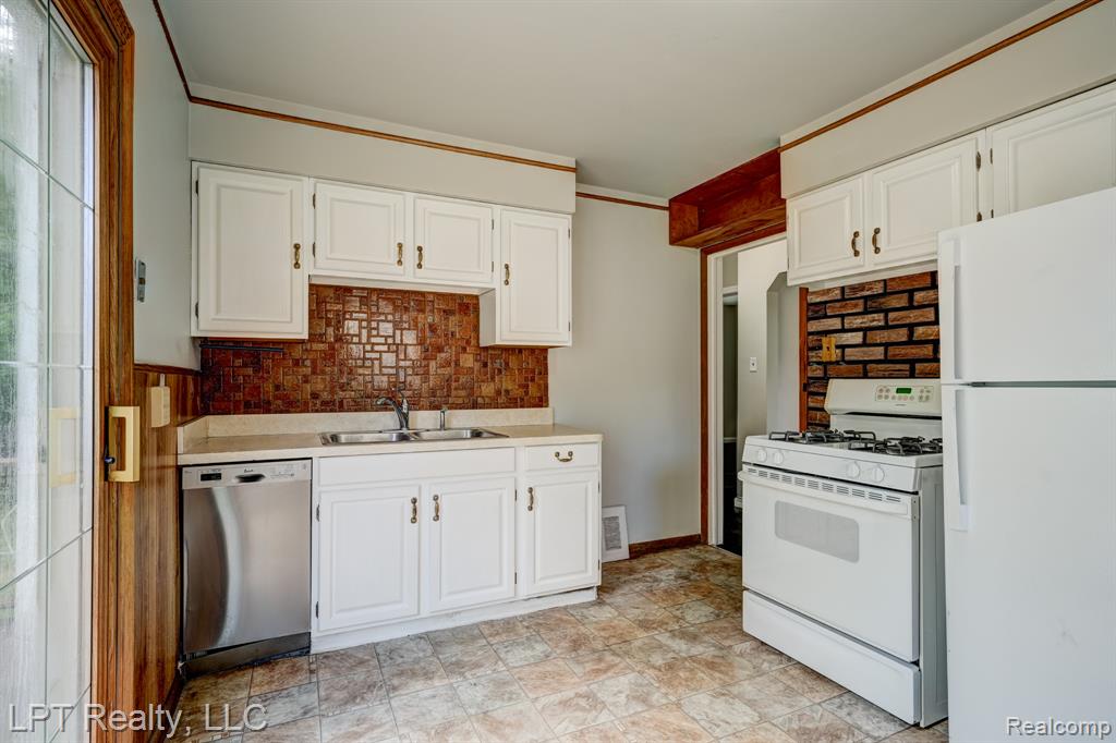 23038 Violet Street, Farmington, MI 48336 — Photo 10