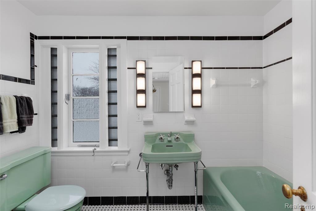 12935 Victoria Avenue, Huntington Woods, MI — Photo 26