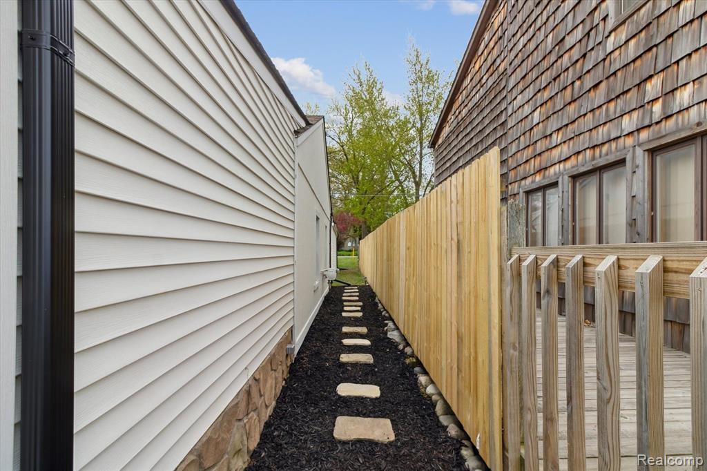 5096 DURNHAM Drive, Waterford, MI 48327 — Photo 31