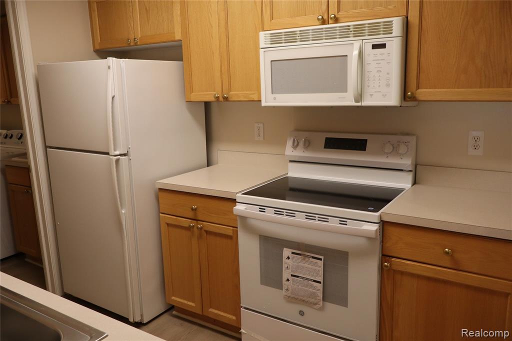 4580 BERKSHIRE Drive, Sterling Heights, MI 48314 — Photo 17