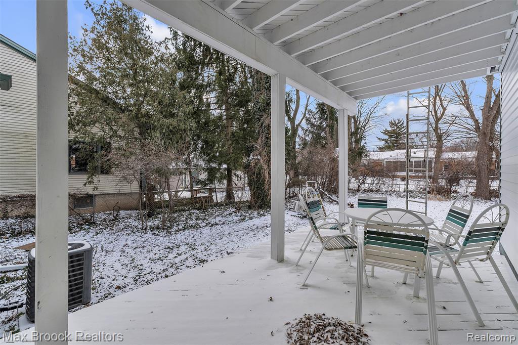 23009 Maple Avenue, Farmington, MI 48336 — Photo 57