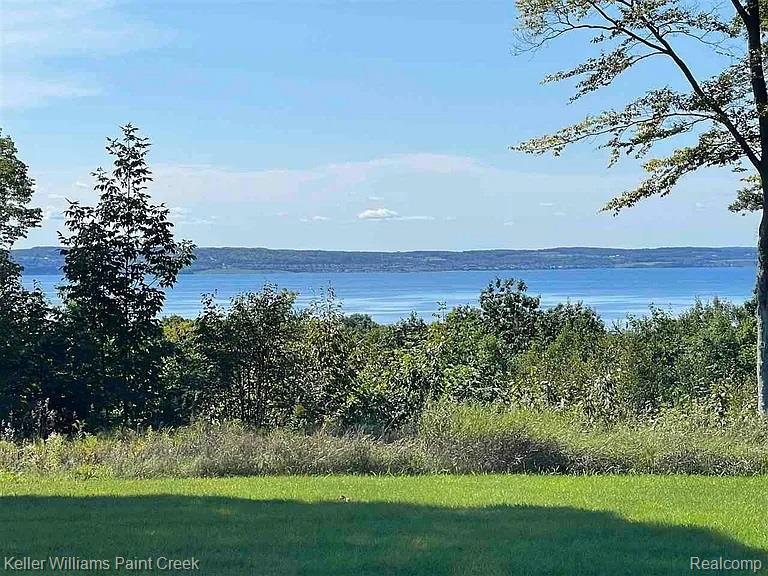 8050 Broken Rdg E, Harbor Springs, MI 49740 — front exterior