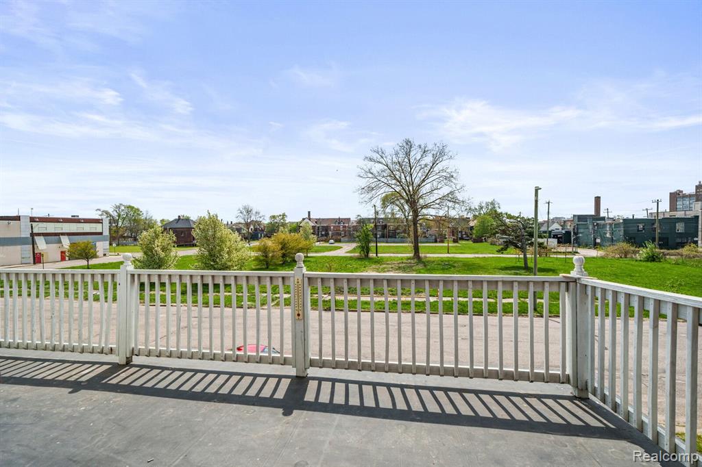 647 E BETHUNE Street, Detroit, MI 48202 — Photo 10