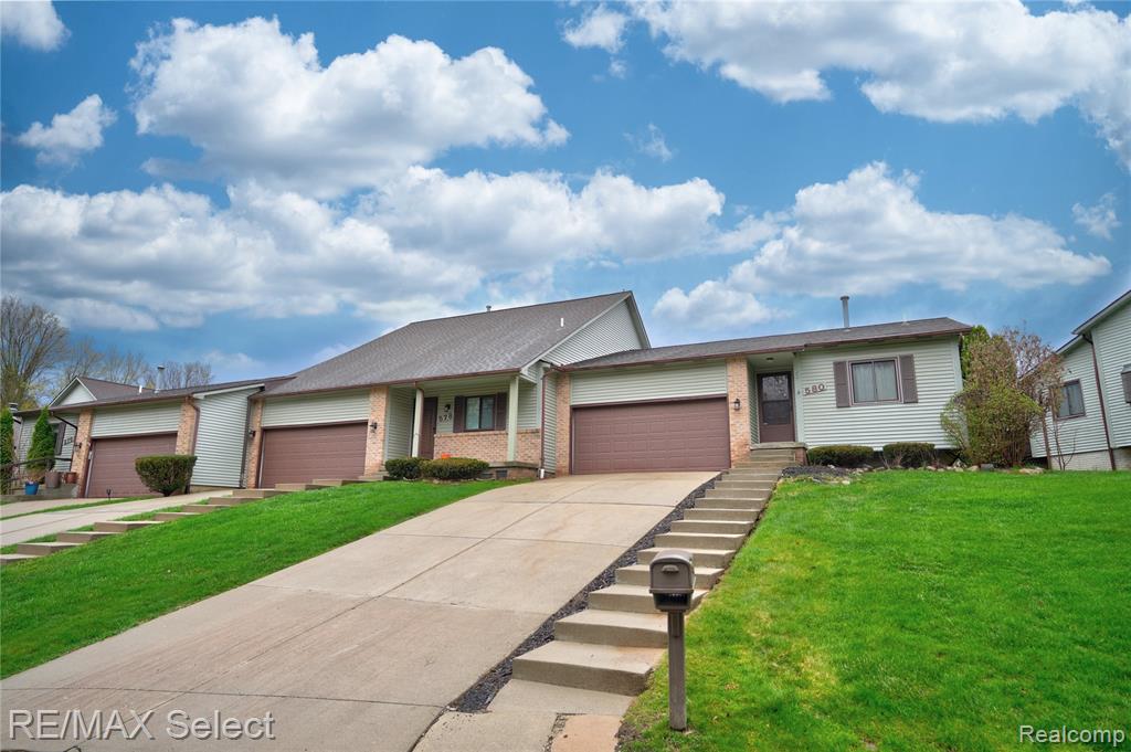 580 Oakbrook Circle, Flushing, MI 48433 — Photo 3