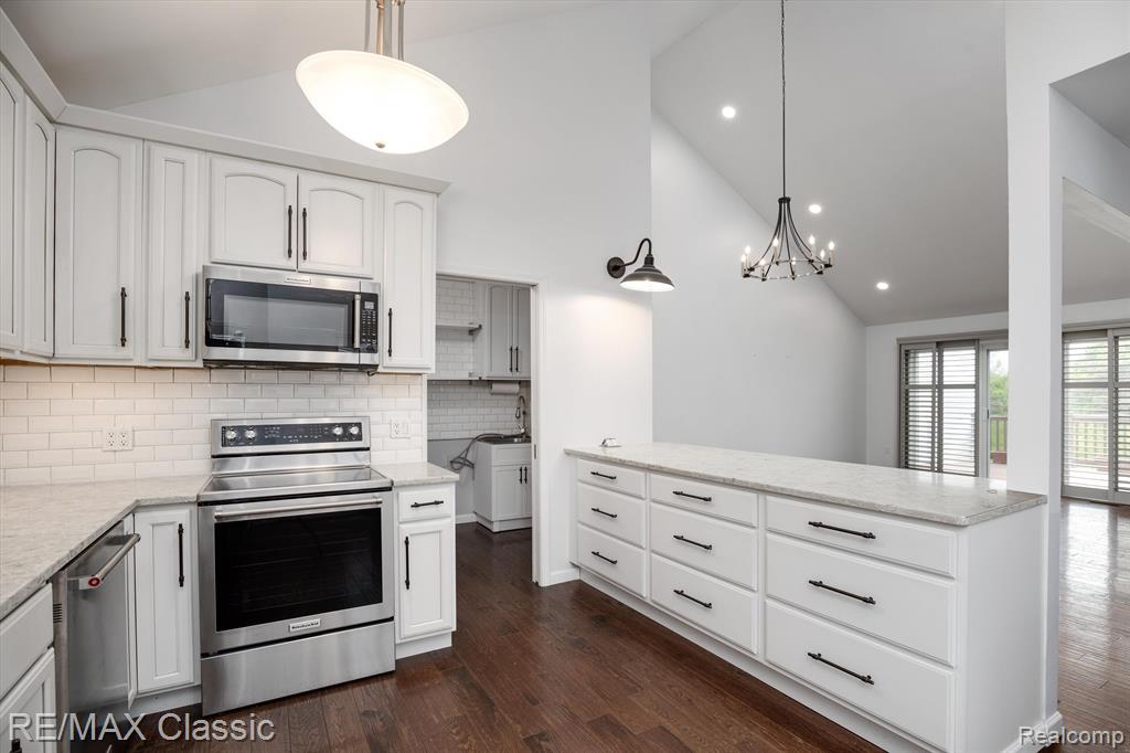 916 VILLAGE Way, South Lyon, MI 48178 — Photo 12