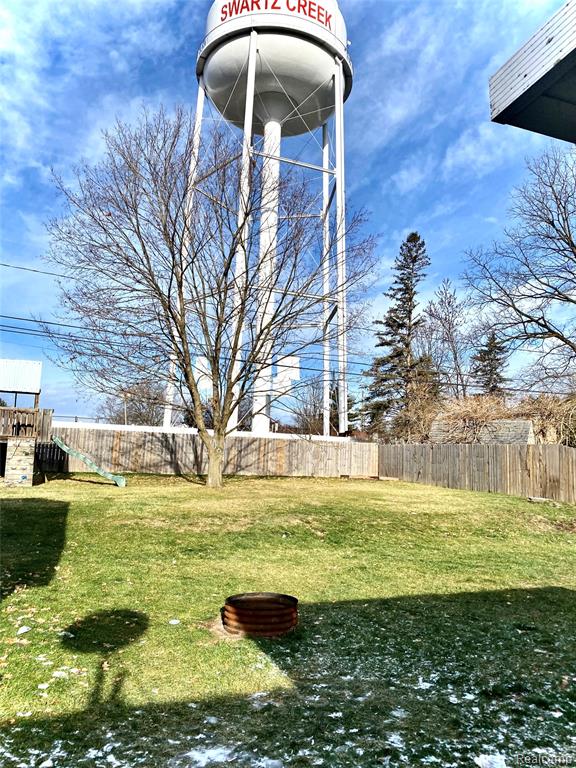 8474 Chesterfield Drive, Swartz Creek, MI 48473 — Photo 3