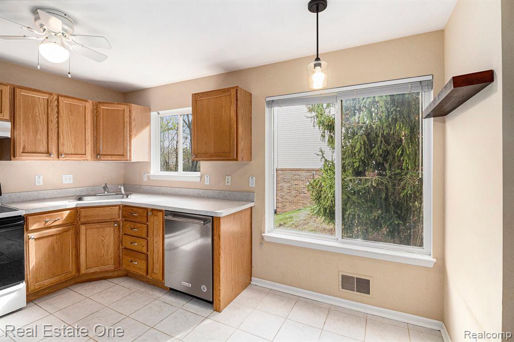 520 N REESE Street, South Lyon, MI 48178 — Photo 8
