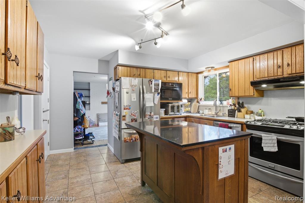 8610 Buffalo Drive, Commerce Twp, MI 48382 — Photo 13