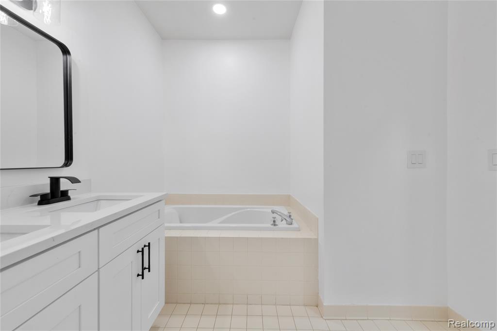 4392 Gateway Circle, West Bloomfield, MI — Photo 20