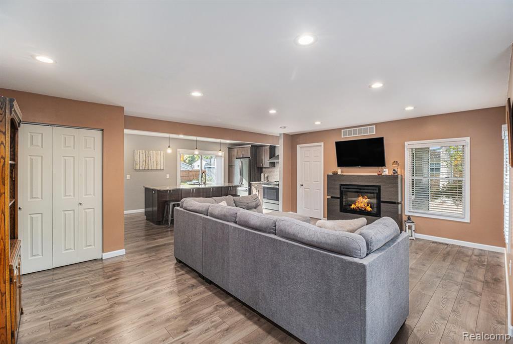 6391 Rowley Boulevard, Waterford, MI 48329 — Photo 2
