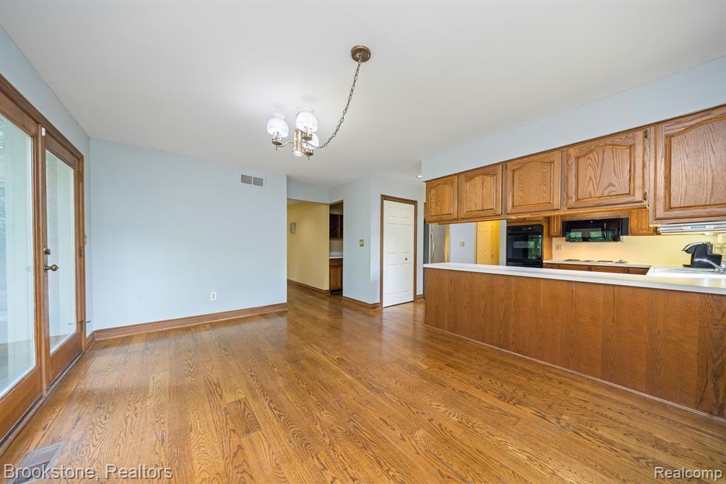 4237 WOODLANDS Lane, Orchard Lake Village, MI 48323 — Photo 12