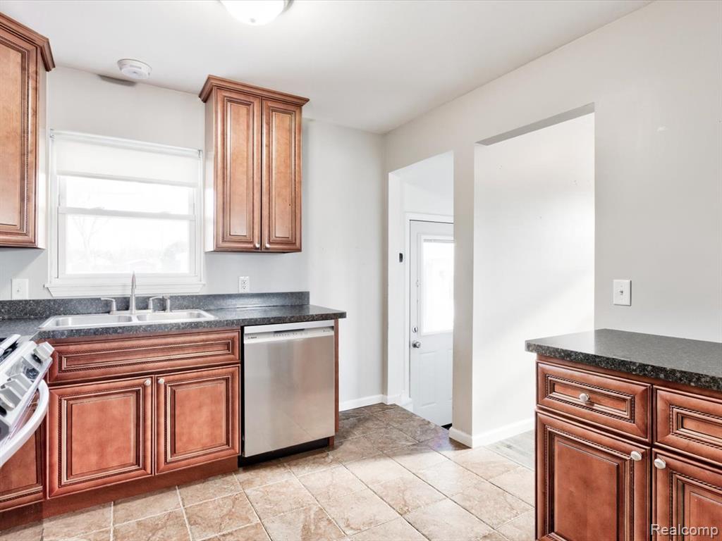 917 CAROLINA, Marysville, MI 48040 — Photo 13