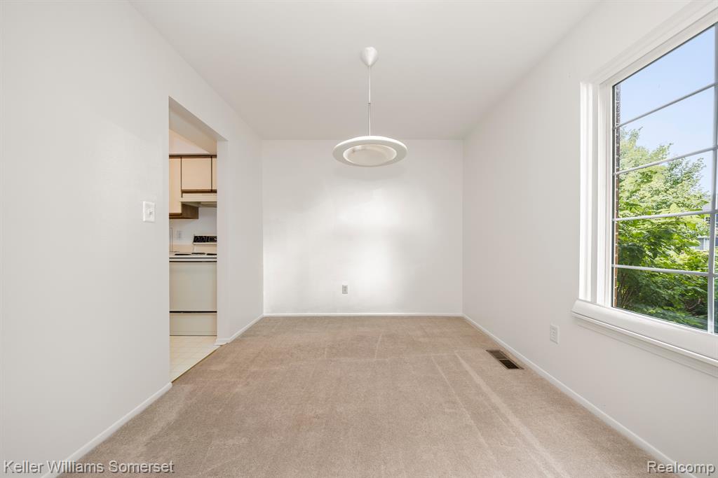 739 E FOX HILLS Drive, Bloomfield Hills, MI 48304 — Photo 9
